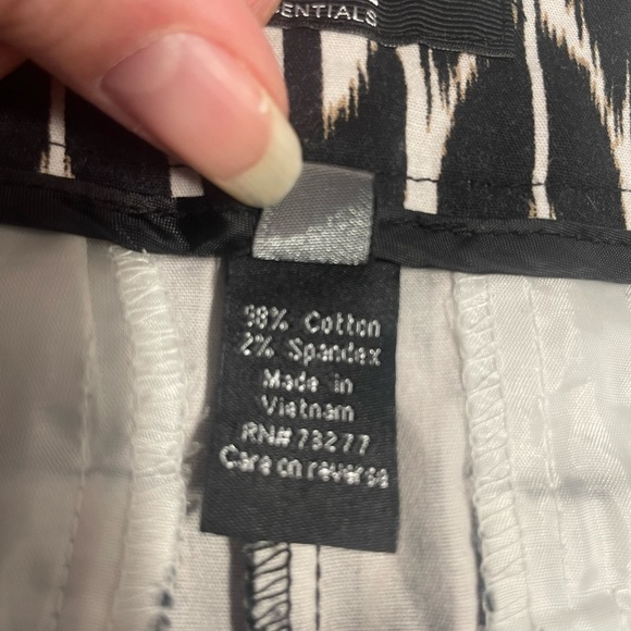 Black and White Patterned Women's Shorts Apt 9 size 4 - Picture 3 of 5